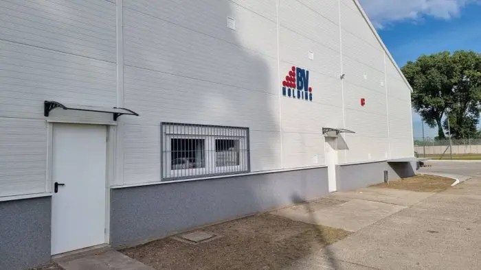 Új helyre költözött a Bv. Holding Kft. központi ruházati raktára